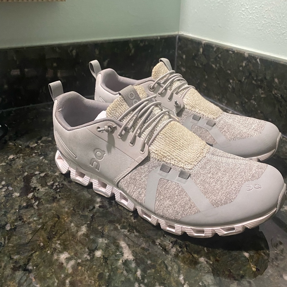 COPY - On Cloud Terry Cloth tennis shoes size 8.5 color silver